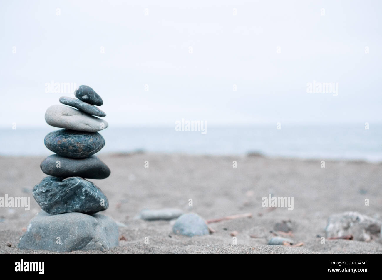 Monocromo Azul, sereno, rocas apiladas en una playa de California que simbolizan la paz, equilibrio, meditación y Mindfulness Foto de stock