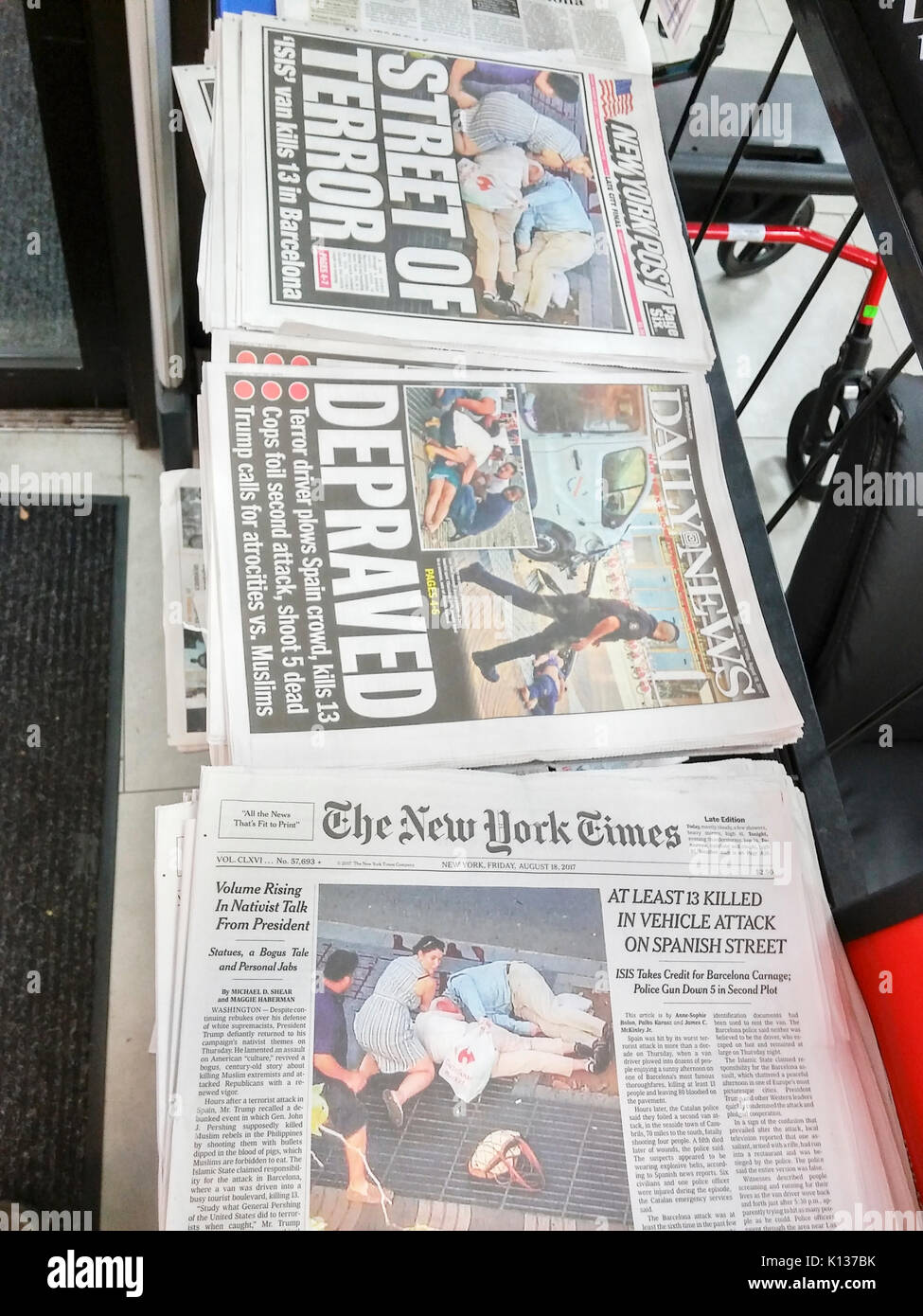 Los periódicos de Nueva York el viernes, 18 de agosto de 2017 Informe sobre el ataque terrorista la noche anterior en Barcelona, España, que dejó 13 muertos y más de 100 heridos. (© Richard B. Levine) Foto de stock