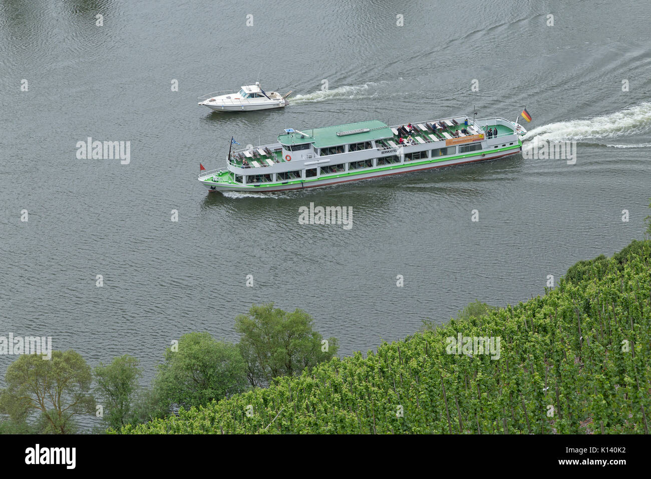 Barco de excursión cerca Uerzig, Moselle, Renania-Palatinado, Alemania Foto de stock