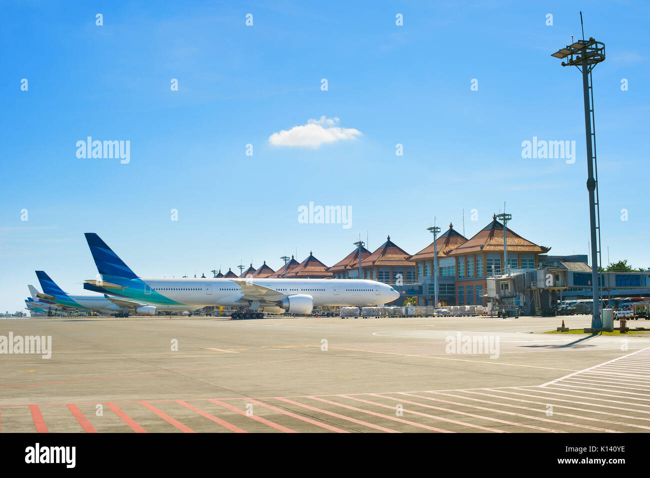 Aeropuerto de Bali en un día soleado. La isla de Bali, Indonesia Foto de stock