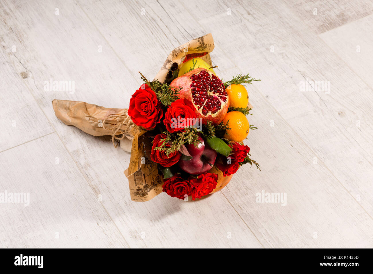 Precioso ramo de rosas y frutas Fotografía de stock - Alamy
