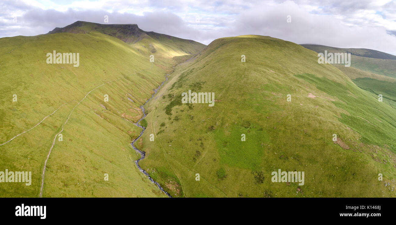 Río Glenderamackin por teledirigido, con Blencathra en el fondo. Foto de stock