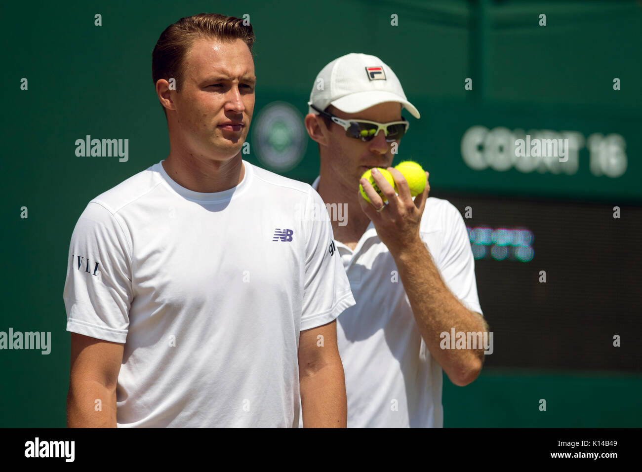 Henri Kontinen de Finlandia y John pares de Australia a los Caballeros dobles - campeonatos de Wimbledon 2017 Foto de stock