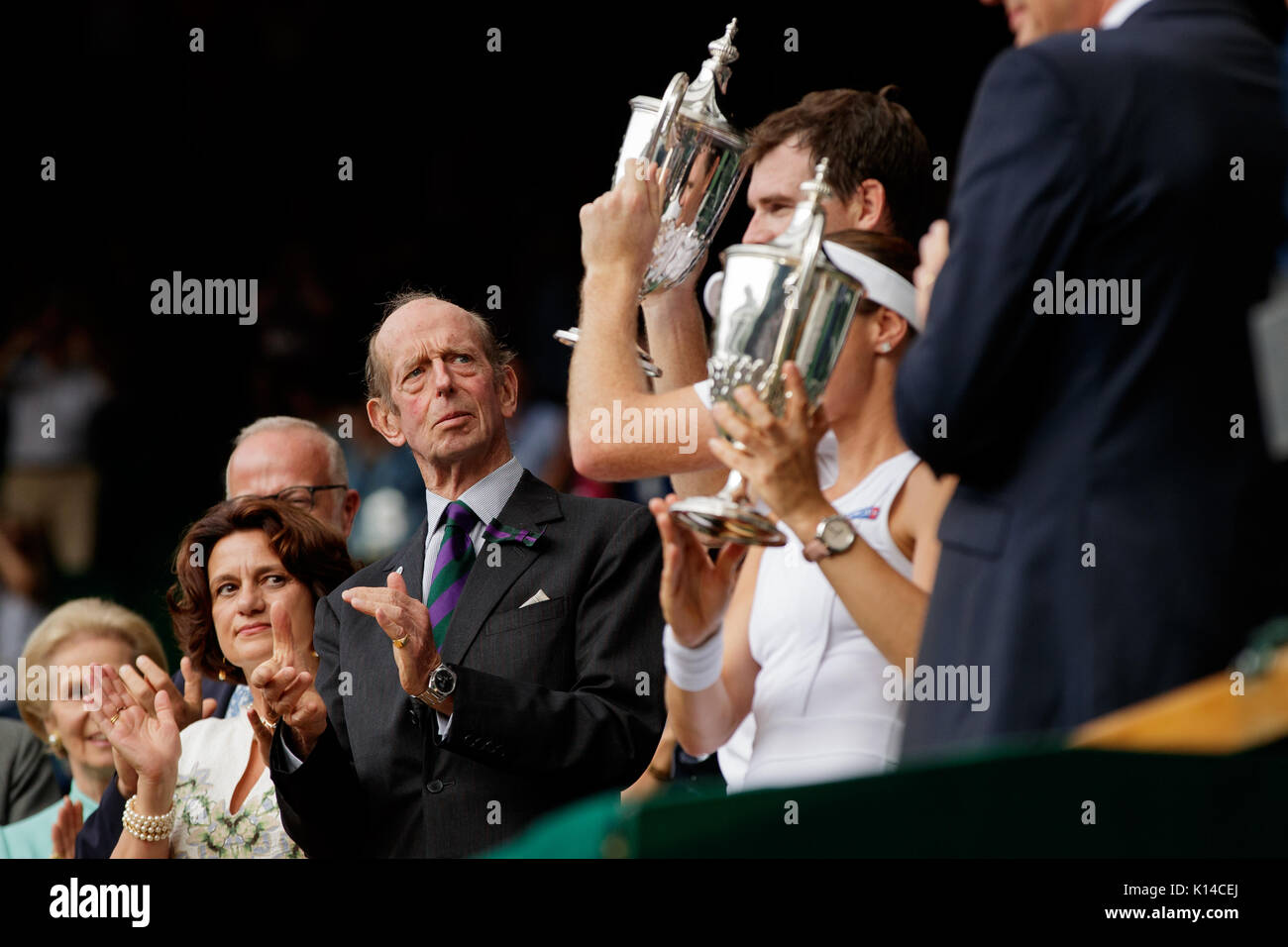 El Príncipe Eduardo, duque de Kent, relojes de la presentación de los dobles mezclados en los caballeros solteros - campeonatos de Wimbledon 2017 Foto de stock