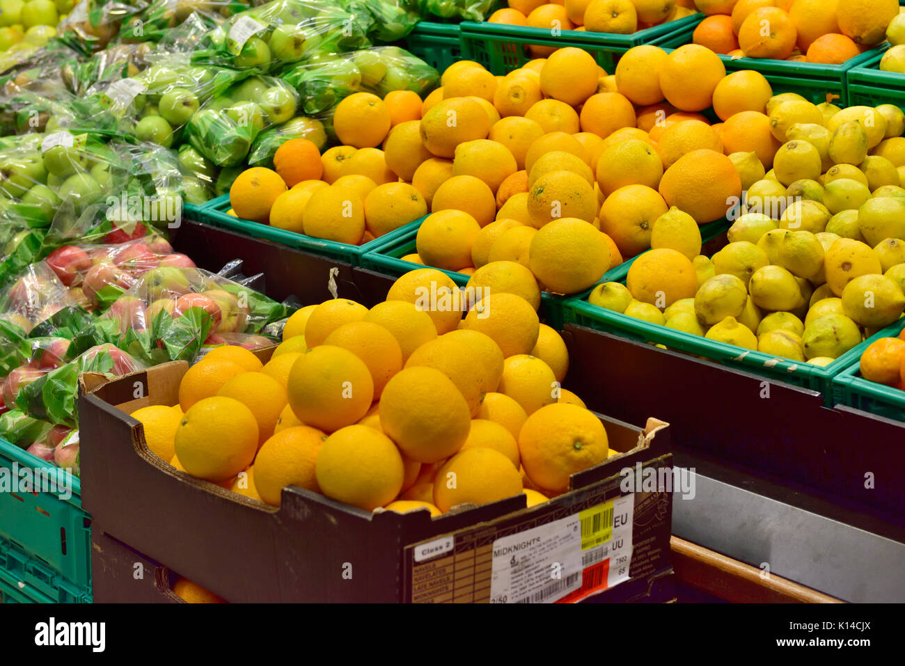 Las naranjas, los limones y las manzanas en venta supermercado Foto de stock
