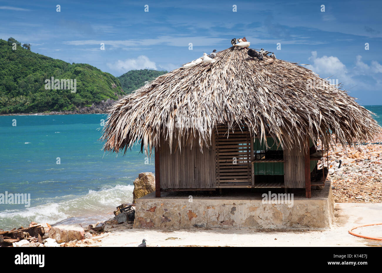 Cabaña en la playa en isla tropical Foto de stock