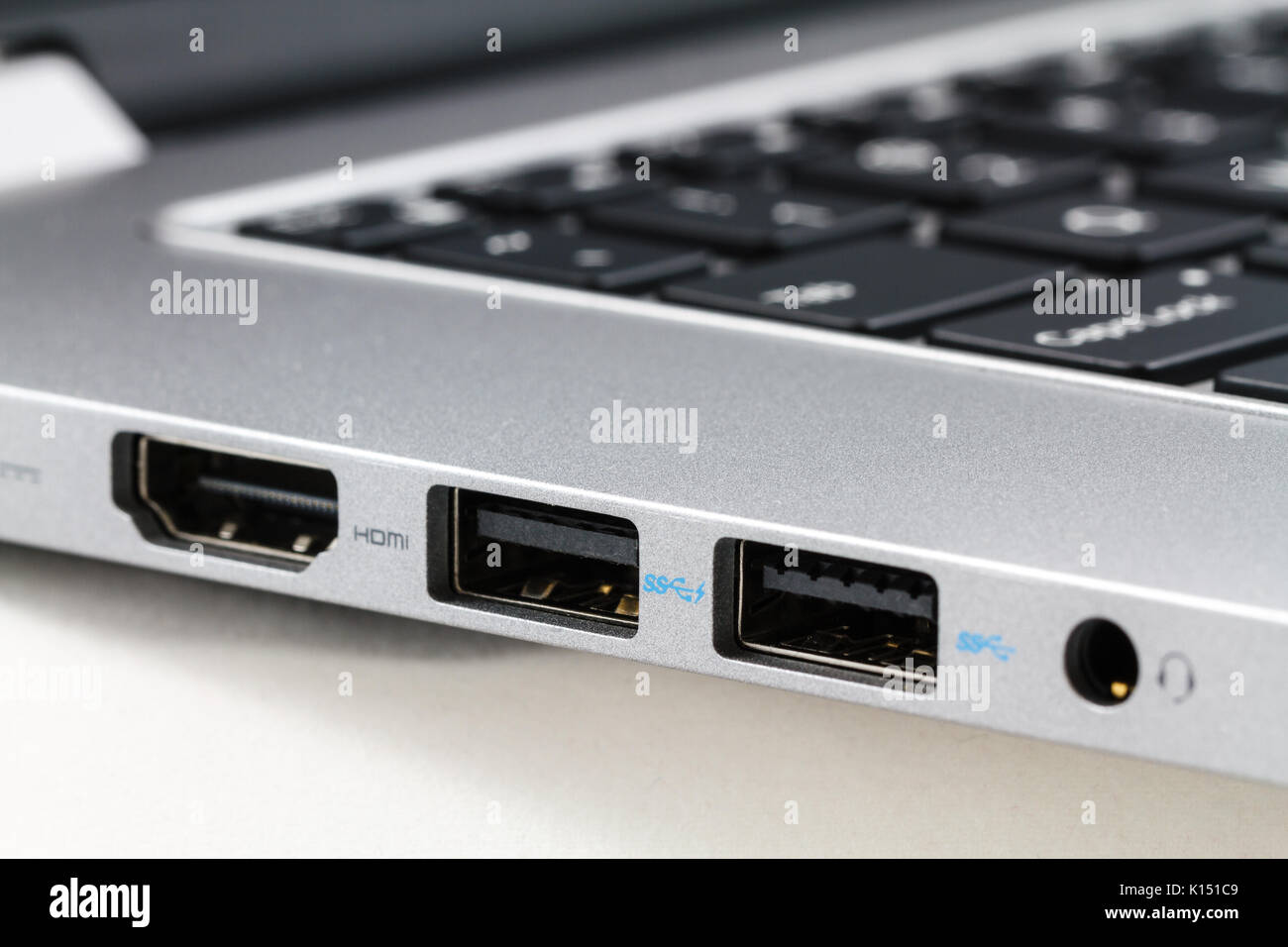 Puerto HDMI y USB en el ordenador portátil, Closeup. Foto de stock