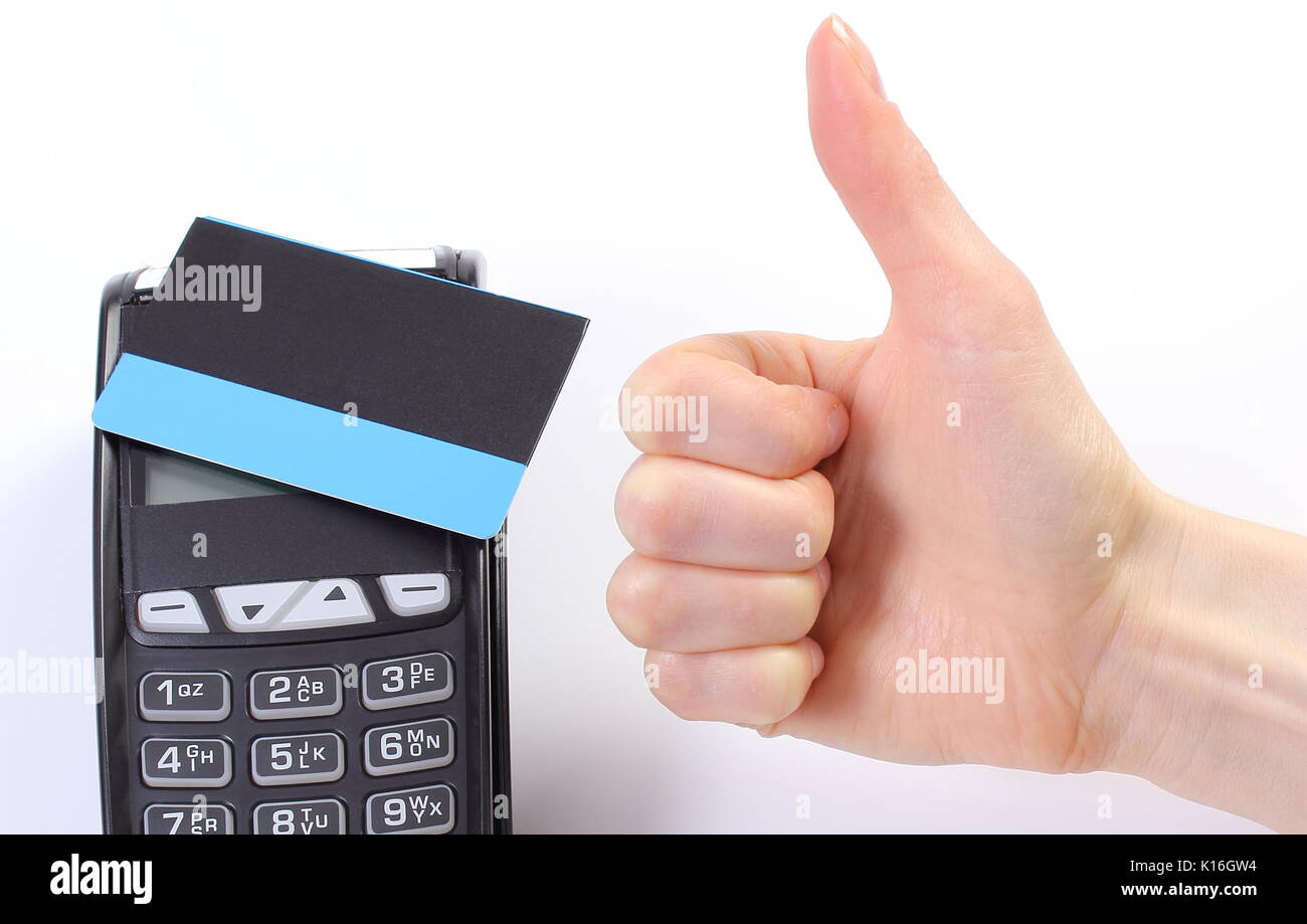 Concepto de banca y finanzas, mano de mujer mostrando Thumbs up y terminal de pago con tarjeta de crédito sin contacto Foto de stock