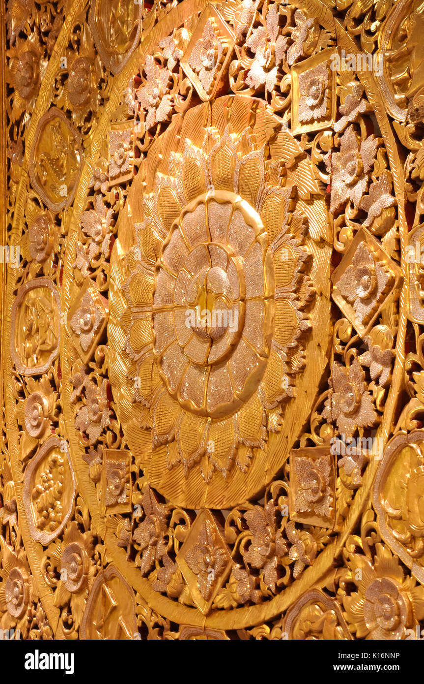 Talladas en madera de pared Golden Lotus bloom. Utilizado para decorar la sala. Foto de stock