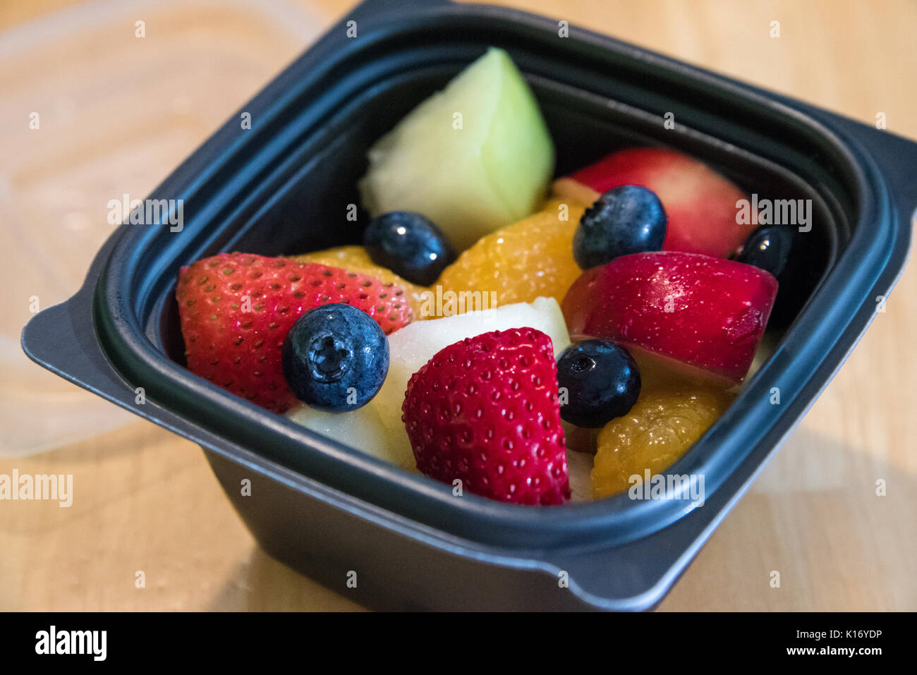 Una taza de fruta fresca elemento lateral ofrece una opción saludable y deliciosa en el Chick-fil-A restaurantes, top-rated cadena de restaurantes de servicio rápido en los Estados Unidos. Foto de stock