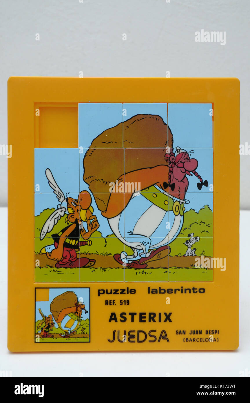 Asterix puzzle LABERINTO laberinto puzzle ref.519. marca juedsa San Joan  Despi (Barcelona). toy hecha en España 70s Fotografía de stock - Alamy