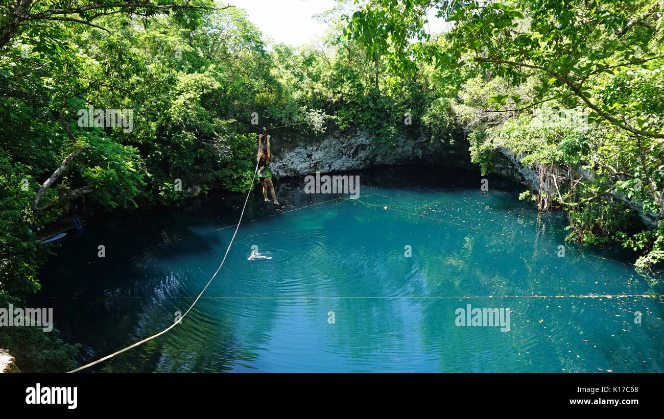 Laguna tropical en la República Dominicana con zip line Foto de stock