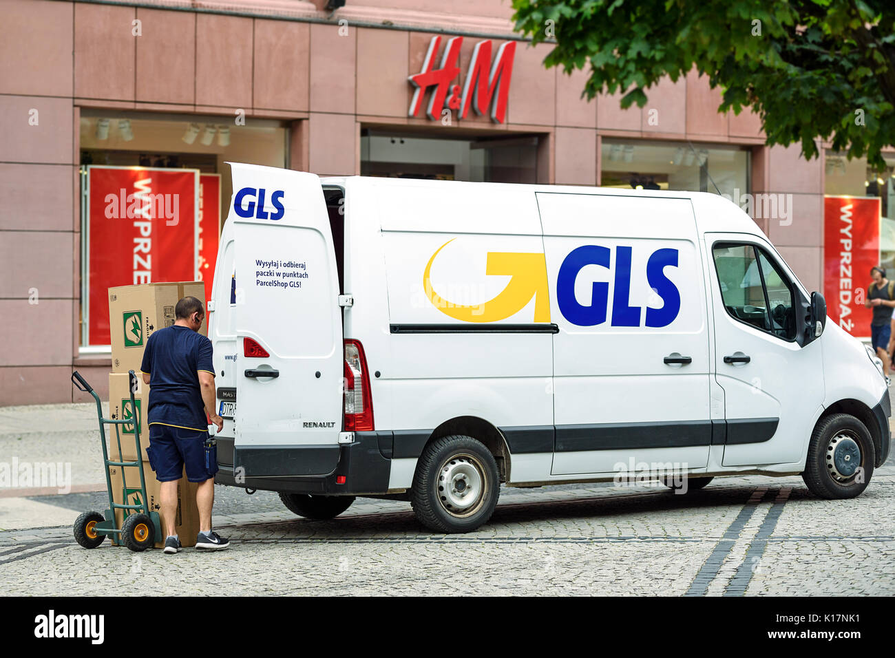 Wroclaw, Polonia - Julio 20, 2017: GLS courier ofrece envíos a H&M tienda.  GLS es una de la más grande empresa de envío postal en el mundo Fotografía  de stock - Alamy