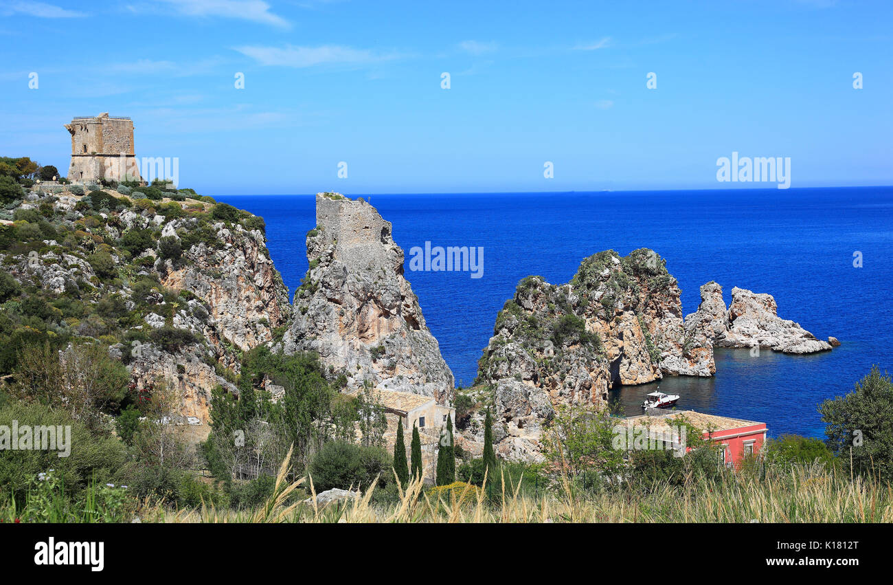 Sicilia, provincia de Trapani, antigua atalaya y roca en la ciudad costera de Scopello en el Mar Tirreno, cerca de la ciudad de Castellammare del Golf Foto de stock