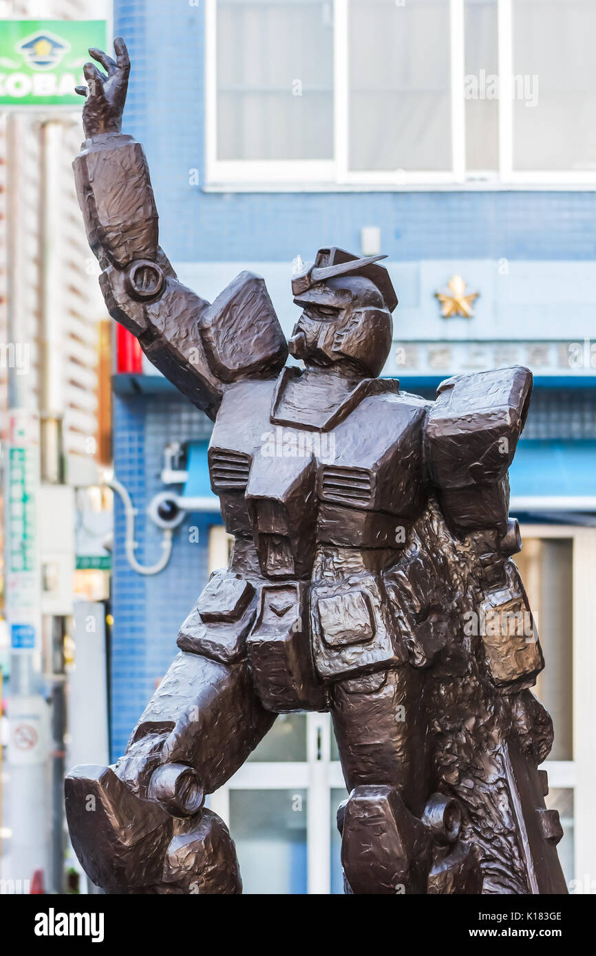 Una estatua de Mobile Suit Gundam, un robot de animación popular en Daiba  en Tolyo's Minato Ward, Tokio, Japan Credit © Fabio Mazzar Fotografía de  stock - Alamy