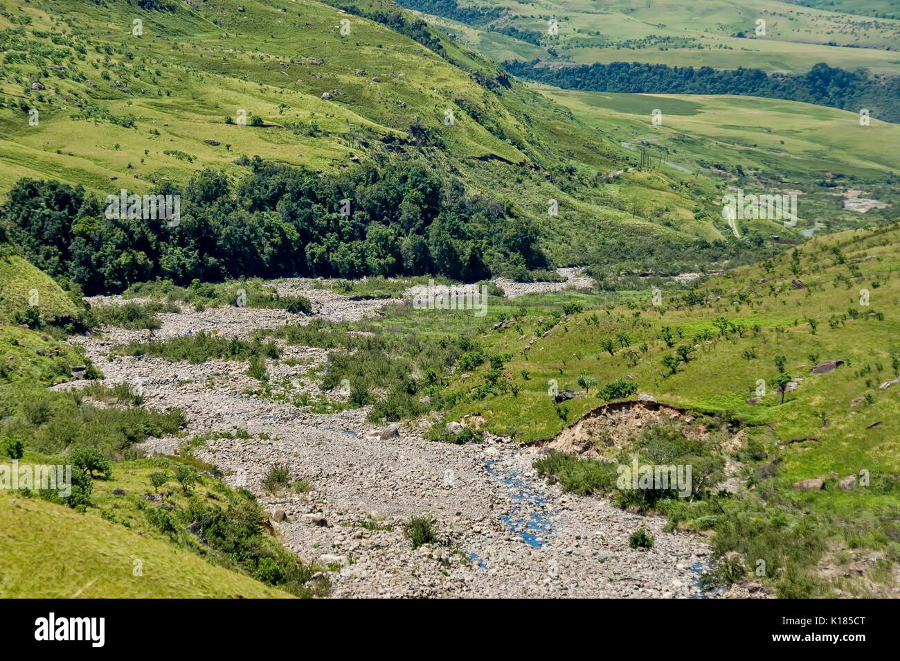 Curso seco de un río de montaña Thukela cascada en Drakensberg, Sudáfrica Foto de stock