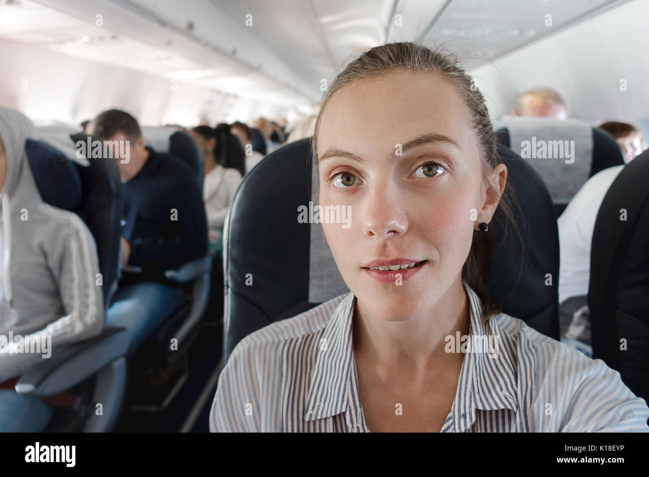 Mujer sentada en el avión Foto de stock