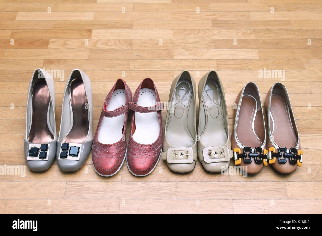 Moda femenina modernos zapatos de cuero sobre un piso de madera Fotografía  de stock - Alamy