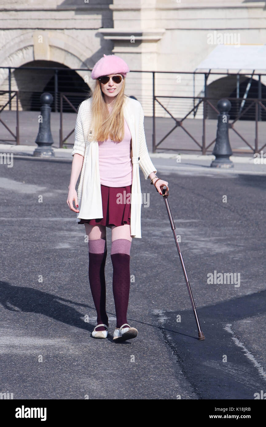 Mujer joven con pierna lesionada caminar con un bastón Fotografía de stock  - Alamy
