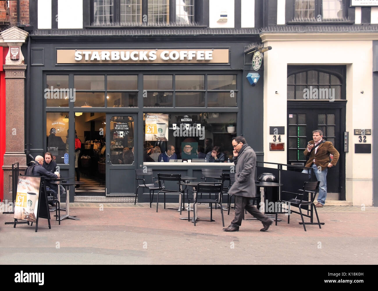 Londres, Reino Unido - 24 de marzo: Starbucks coffee shop dentro de Carnaby Street con gente tomando bebidas en Londres, Reino Unido - 24 de marzo de 2016, Starbucks es un AM Foto de stock