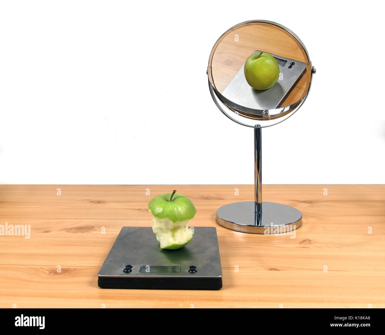 Concepto acerca de la distorsión de la imagen corporal con comido apple Apple y grasa en el espejo Foto de stock