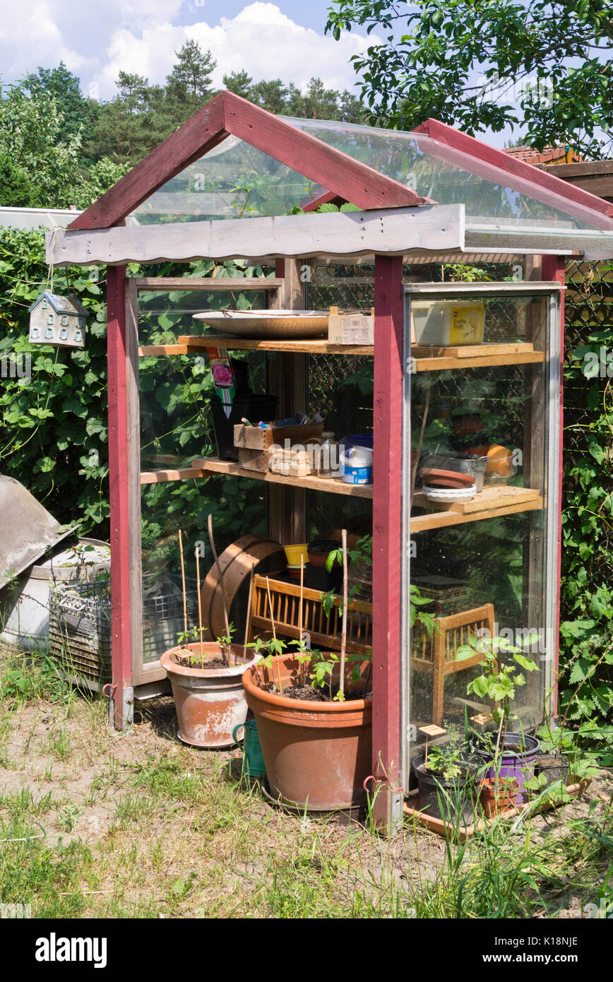 Cómo crear un invernadero casero para tu terraza, balcón o jardín