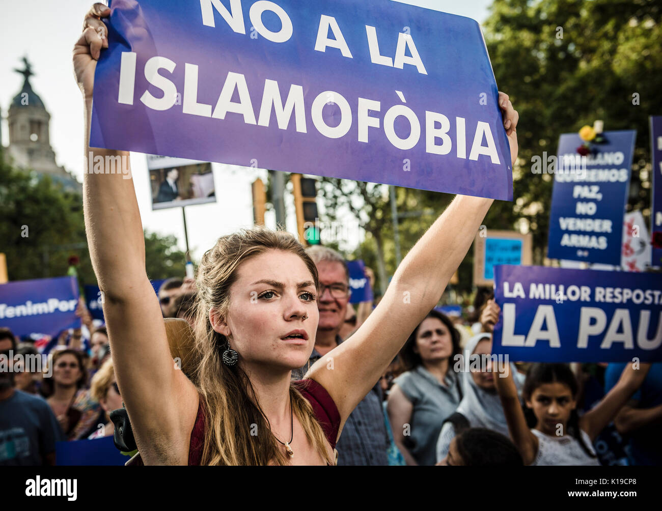barcelona-espana-el-26-de-agosto-2017-un-manifestante-sostiene-un-cartel-que-decia-no-a-la-islamofobia-no-a-la-islamofobia-durante-una-manifestacion-en-homenaje-a-las-victimas-de-los-ataques-del-terror-jihadista-en-barcelona-y-cambrils-credito-matthias-oesterlealamy-live-news-k19cp8.jpg