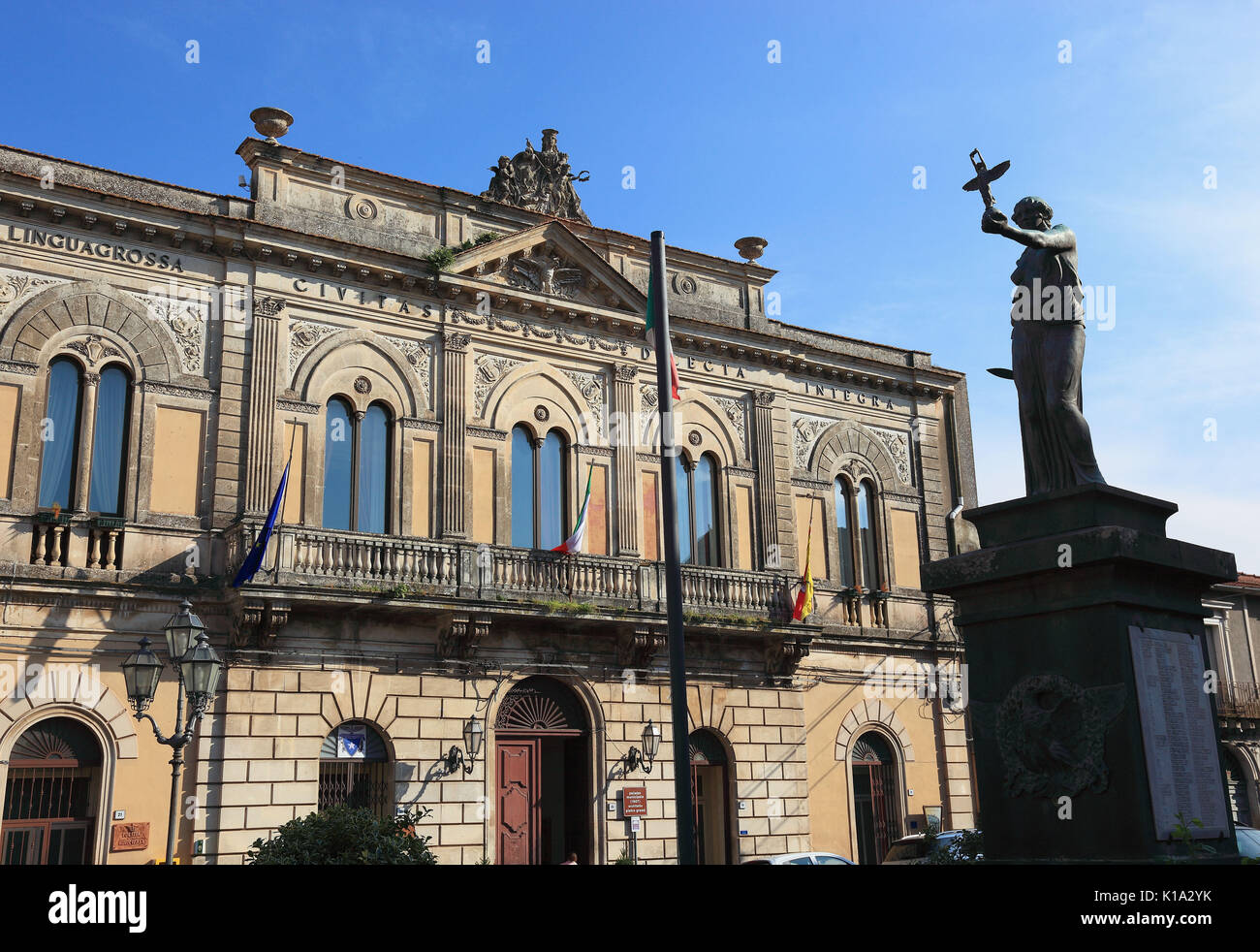 Sicilia, pueblo de Linguaglossa, el ayuntamiento Foto de stock