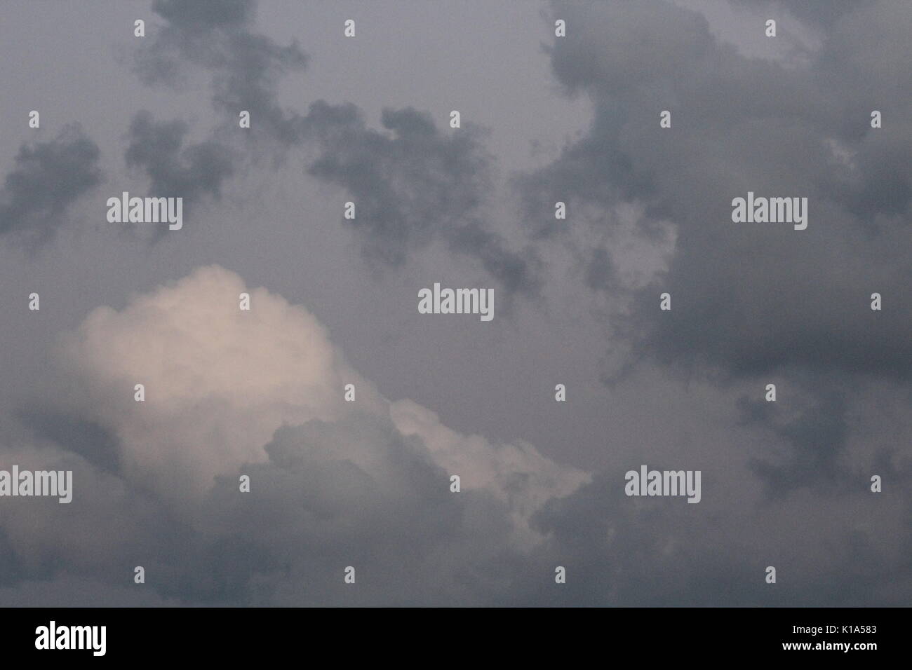 Gris suave y las nubes blancas en el cielo gris, Foto de stock