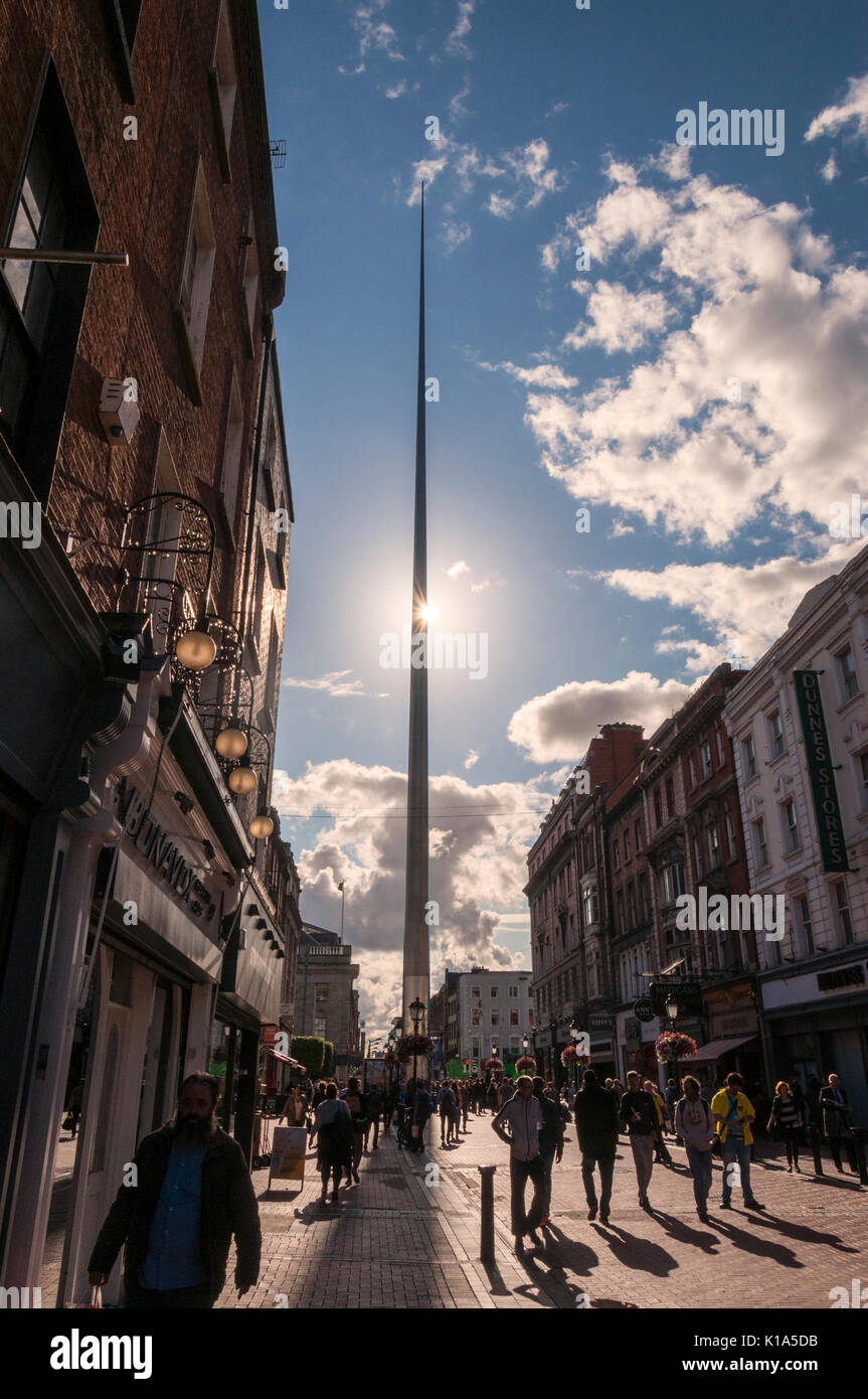 The Spire de Dublín, también llamado el Monumento de la luz, es un gran pasador de acero inoxidable, como monumento de 120 metros de altura, ubicado en la s Foto de stock