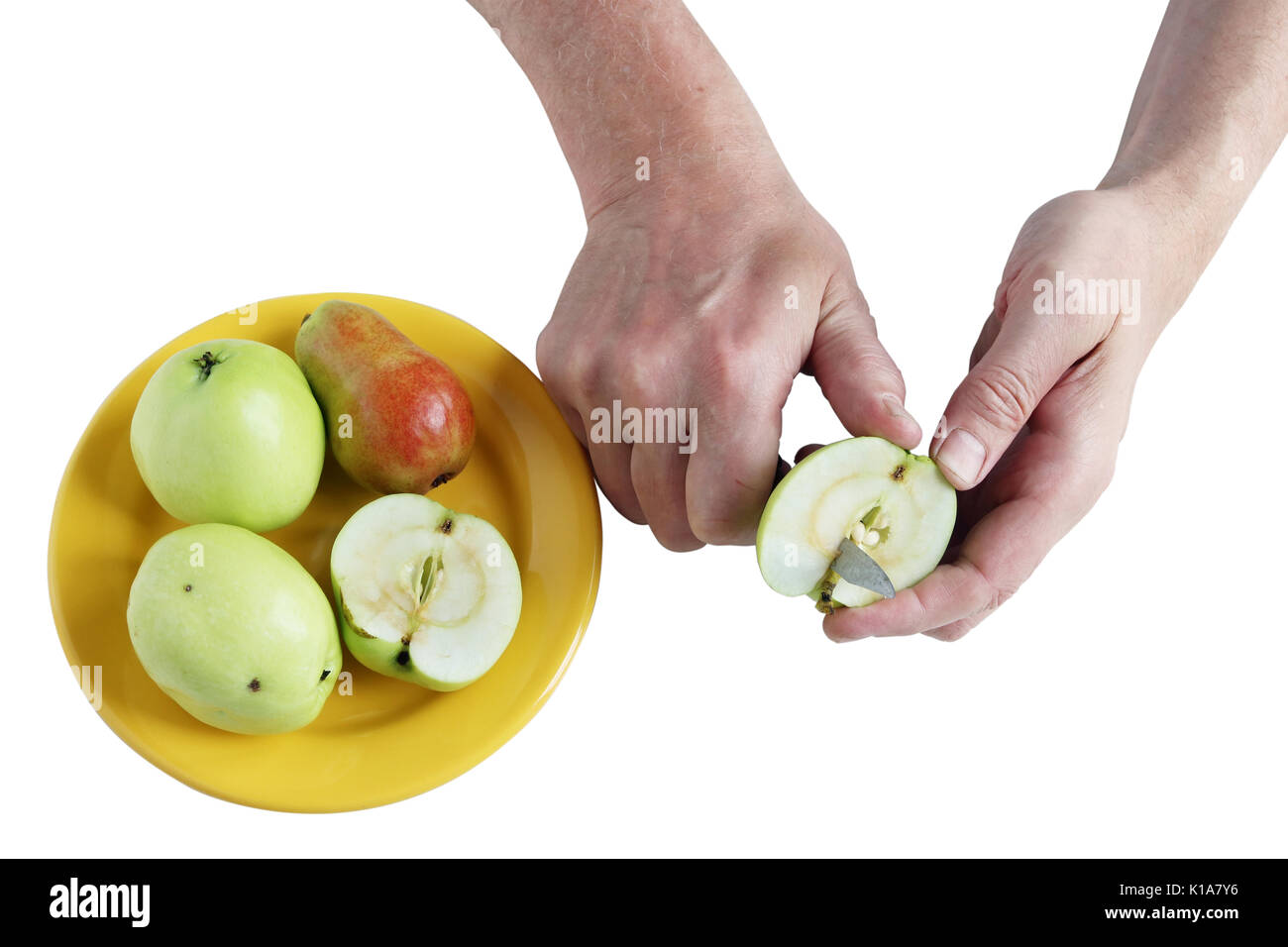 El cocinero corta las manzanas y las peras en trozos para cocinar compota. Aislado en blanco Foto de stock