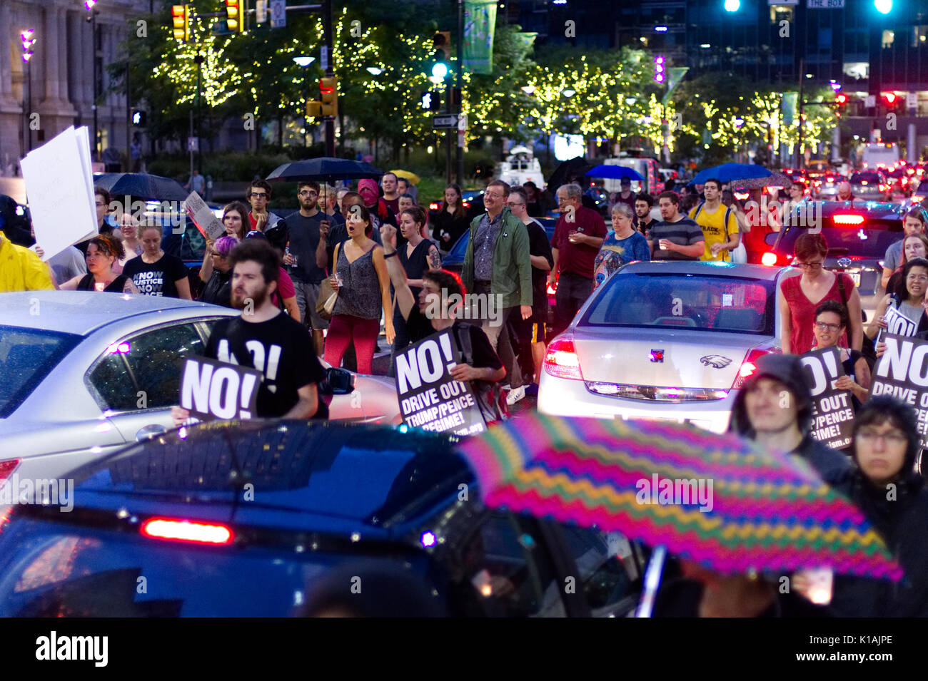 Después de una vigilia en memoria de las víctimas del ataque terrorista de Charlottesville Anti-Trump manifestantes bloque brevemente la vid expresa la manera en el centro de la ciudad de Filadelfia, P Foto de stock