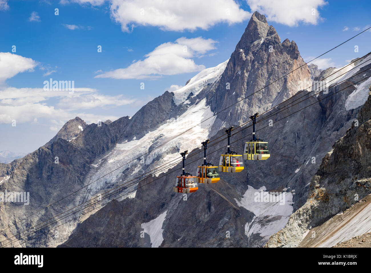 Los teleféricos del Glaciar Meije en Parque Nacional de Ecrins en verano. Hautes-Alpes, Alpes, Francia Foto de stock