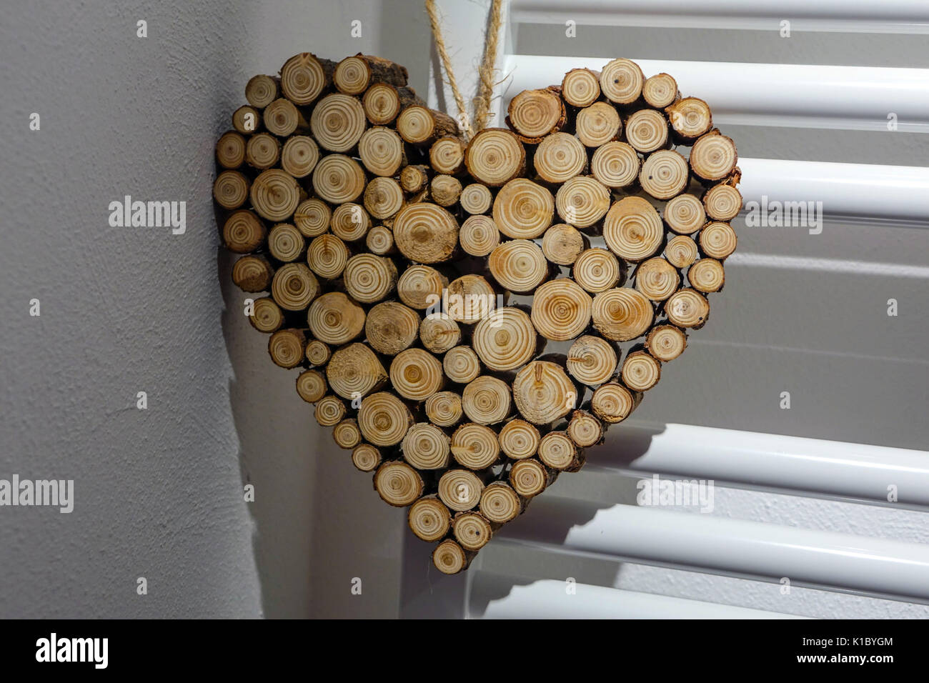 Corazon de madera fotografías e imágenes de alta resolución - Alamy