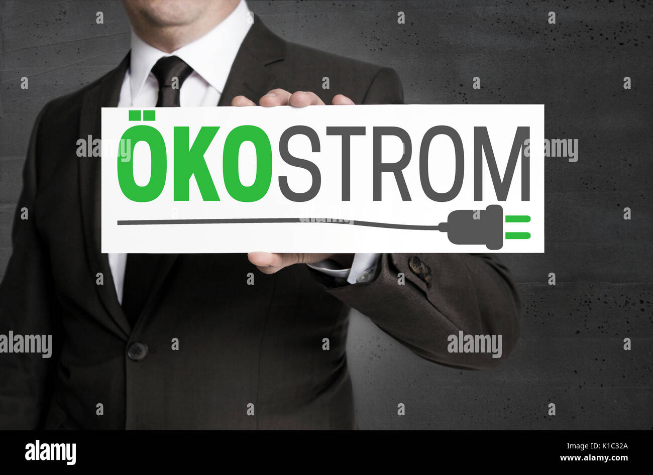 Oekostrom (en alemán) de la electricidad verde signo es celebrada por el empresario. Foto de stock
