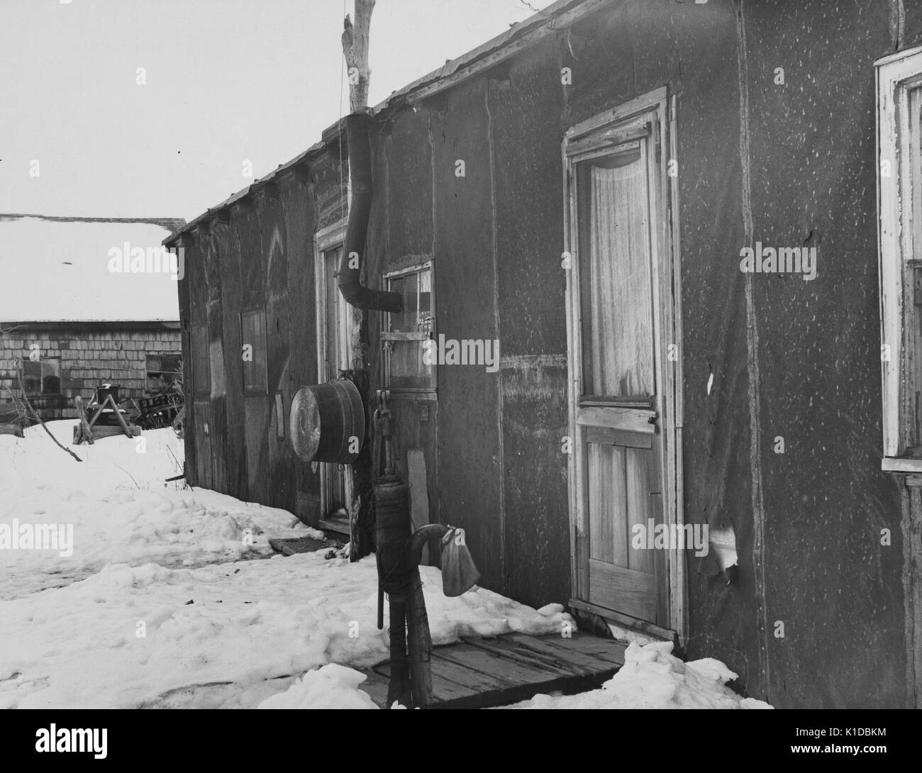 Un destartalado farm house en la nieve, off Hamilton Road, en Franklin Township, Nueva Jersey, 1936. A partir de la biblioteca pública de Nueva York. Foto de stock