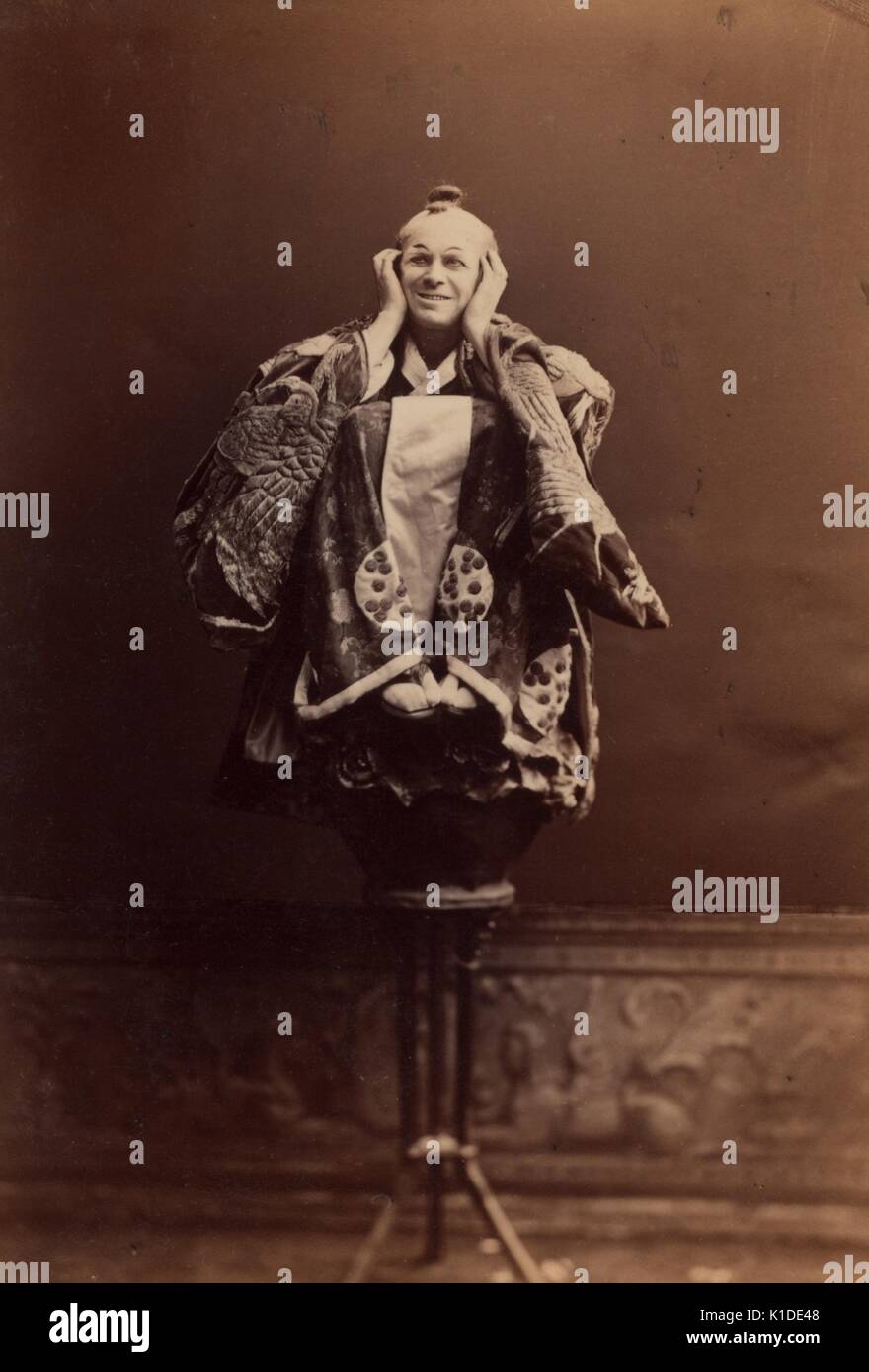 Un retrato completo de George Thorne en carácter como Ko-Ko, de la ópera Gilbert y Sullivan el Mikado, como fue organizado por la compañía de ópera D'Oyly Carte, una compañía de gira, 1892. De la Biblioteca Pública de Nueva York. Foto de stock