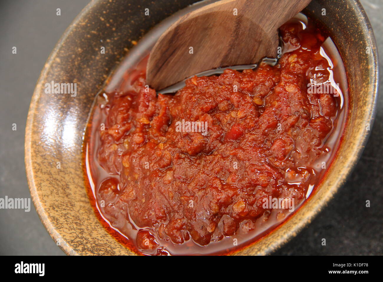 Terasi sambal oelek, el javanés popular condimento de chili y pasta de  camarón fermentada Fotografía de stock - Alamy