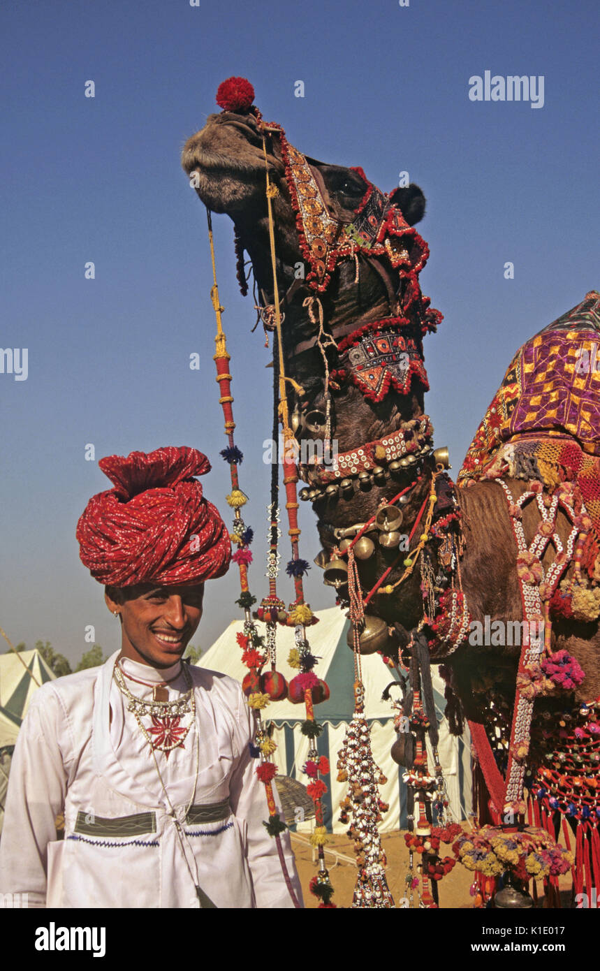 Hombre con decorados de camellos, Pushkar Camel & Feria Ganadera, Rajasthan, India Foto de stock