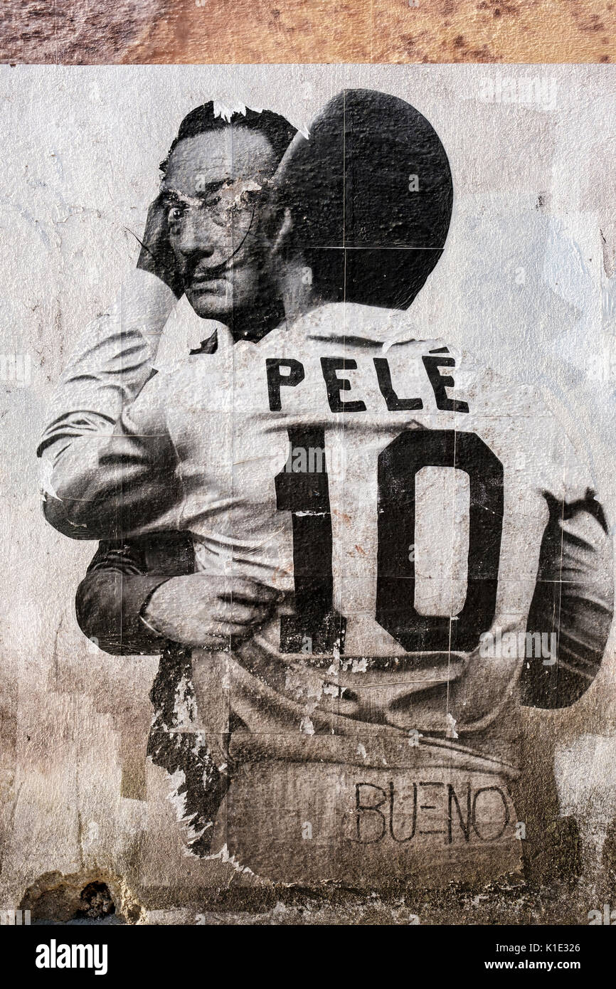 Arte graffiti de pared de jugador de fútbol soccer/leyenda Pelé (Edson Arantes do Nascimento) abrazar artista surrealista Salvador Dalí, Santos, Brasil. Foto de stock