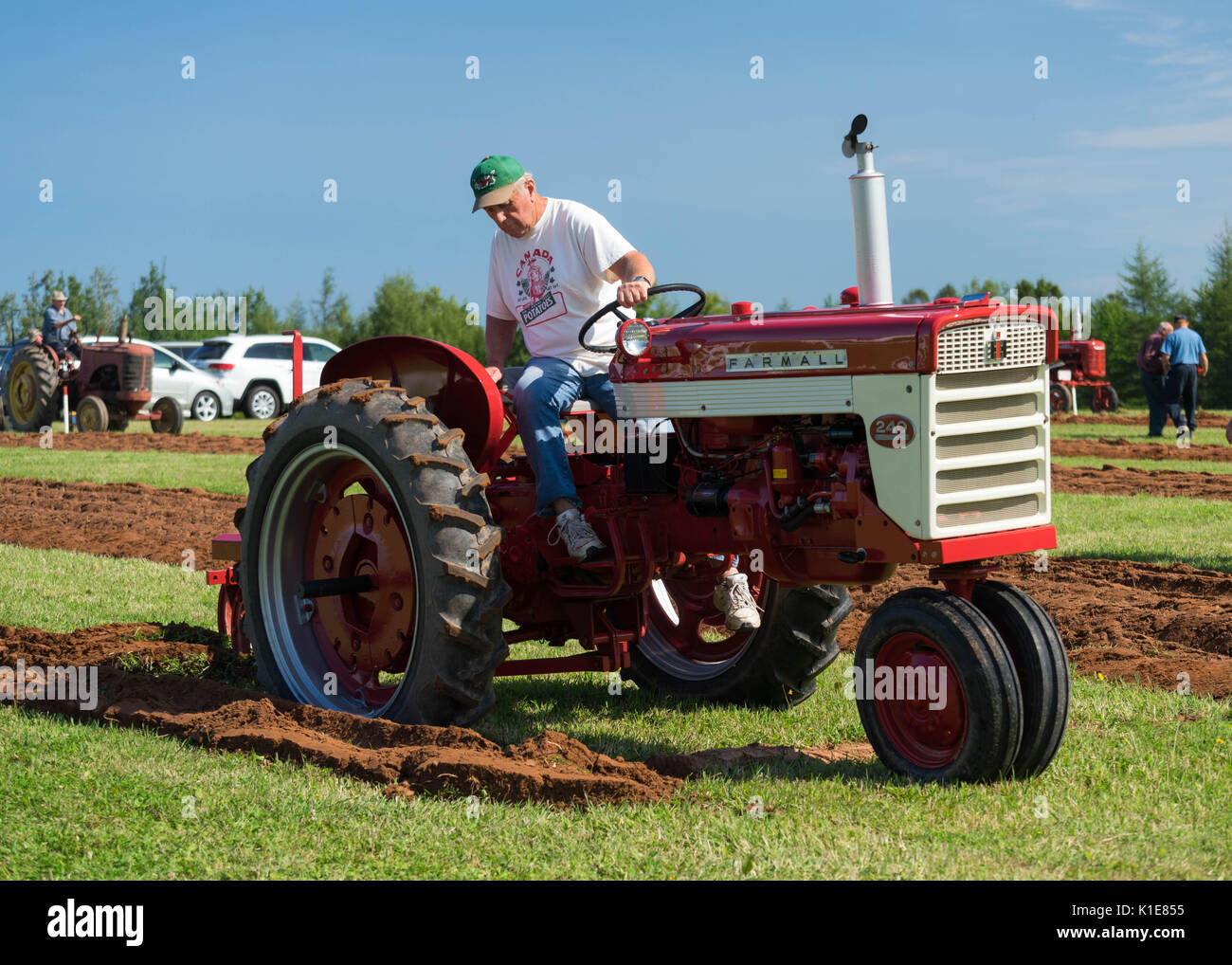 DUNDAS, PRINCE EDWARD ISLAND, Canadá - 25 de agosto: Los competidores amtique arar con tractores en los PEI de arada y Feria Agropecuaria el 25 de agosto, 201 Foto de stock