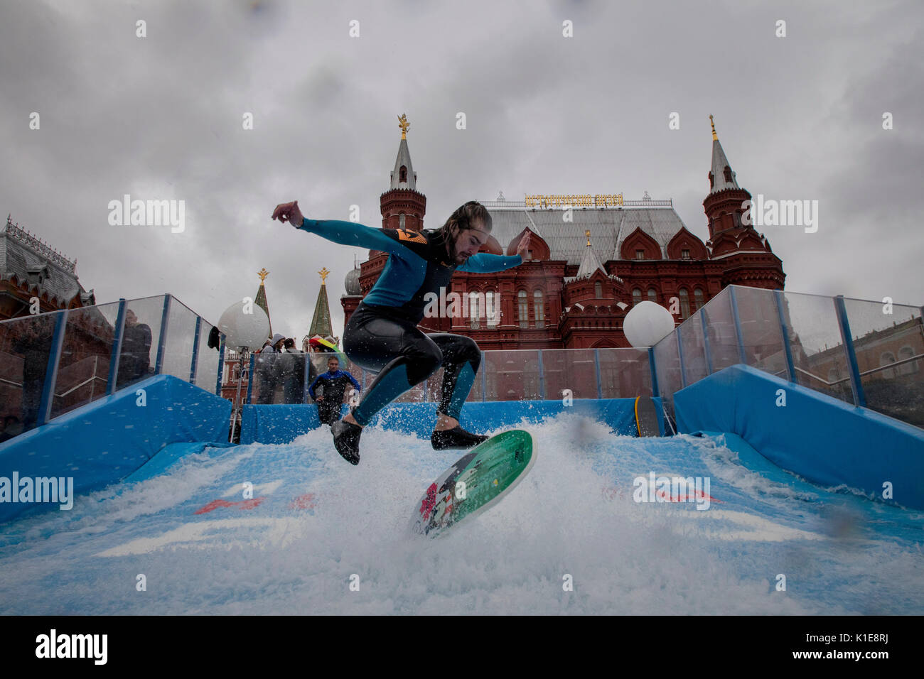 Moscú, Rusia. 25 de agosto de 2017. Un hombre salta sobre flowboard en frente de la plaza roja en el centro de Moscú, Rusia Crédito: Nikolay Vinokurov/Alamy Live News Foto de stock