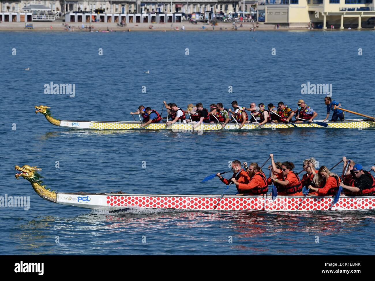 Bank Holiday Dragon Boat racing. Weymouth, Dorset, Gran Bretaña Credit: finnbarr webster/alamy live news Foto de stock