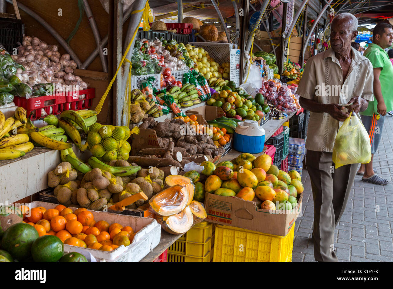 Willemstad, Curazao, Antillas Menores. Frutas tropicales y hortalizas del mercado actual. Foto de stock