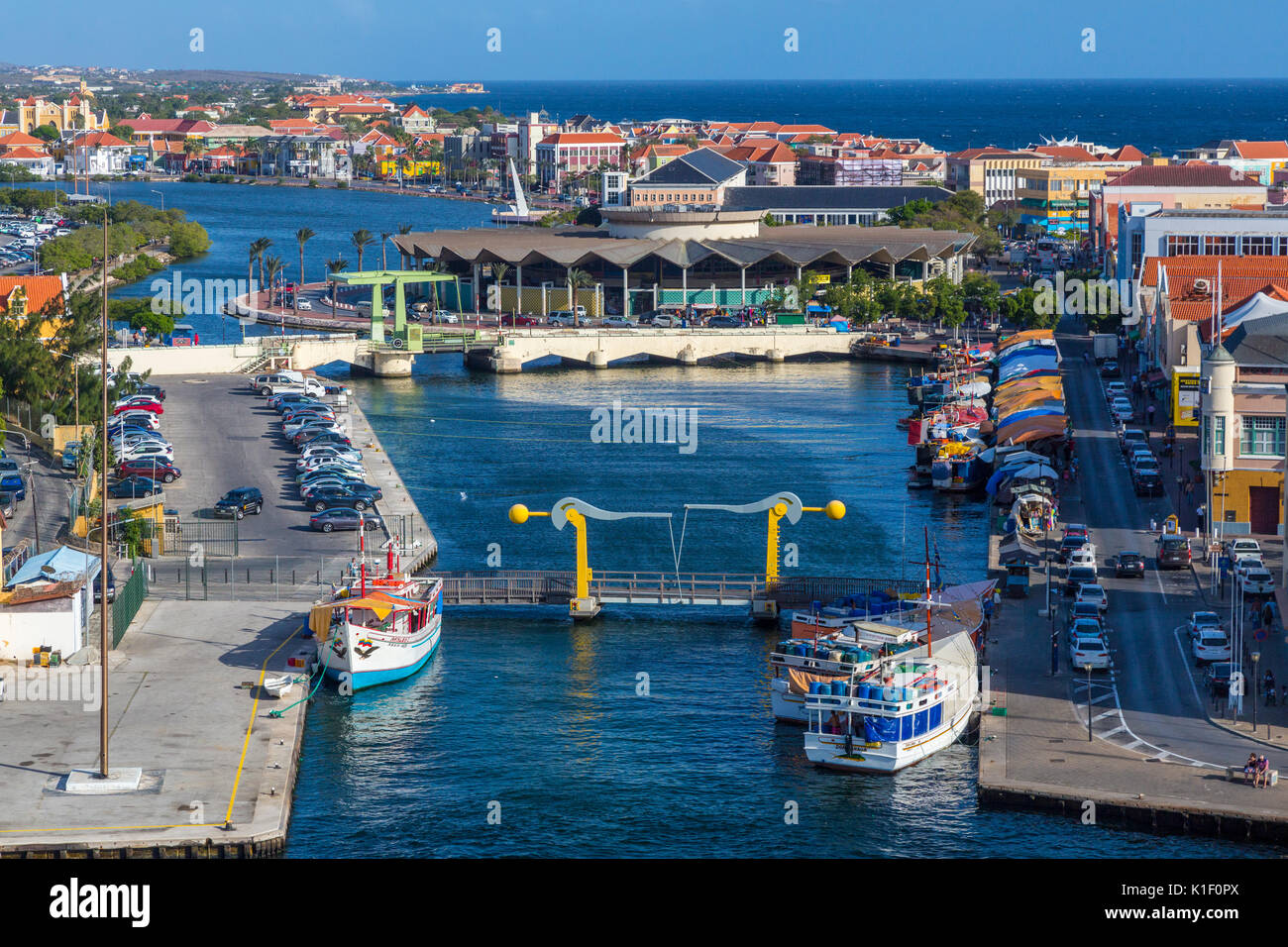 Willemstad, Curazao, Antillas Menores. Laguna Waaigat (Bahía), el área de mercado flotante en el lado derecho de la laguna, cubiertos Mercado Central en el Centro de espalda. Foto de stock