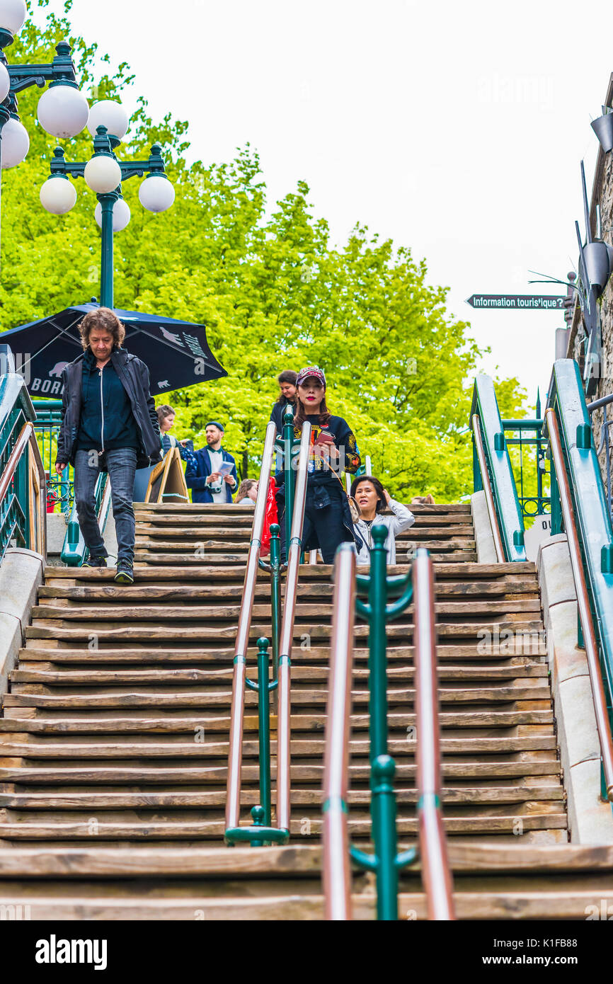 La Ciudad de Quebec, Canadá - 30 de mayo de 2017: Gente caminando famosas escaleras o escalones en la parte inferior de la ciudad vieja calle Rue du Petit Champlain por restaurantes Foto de stock