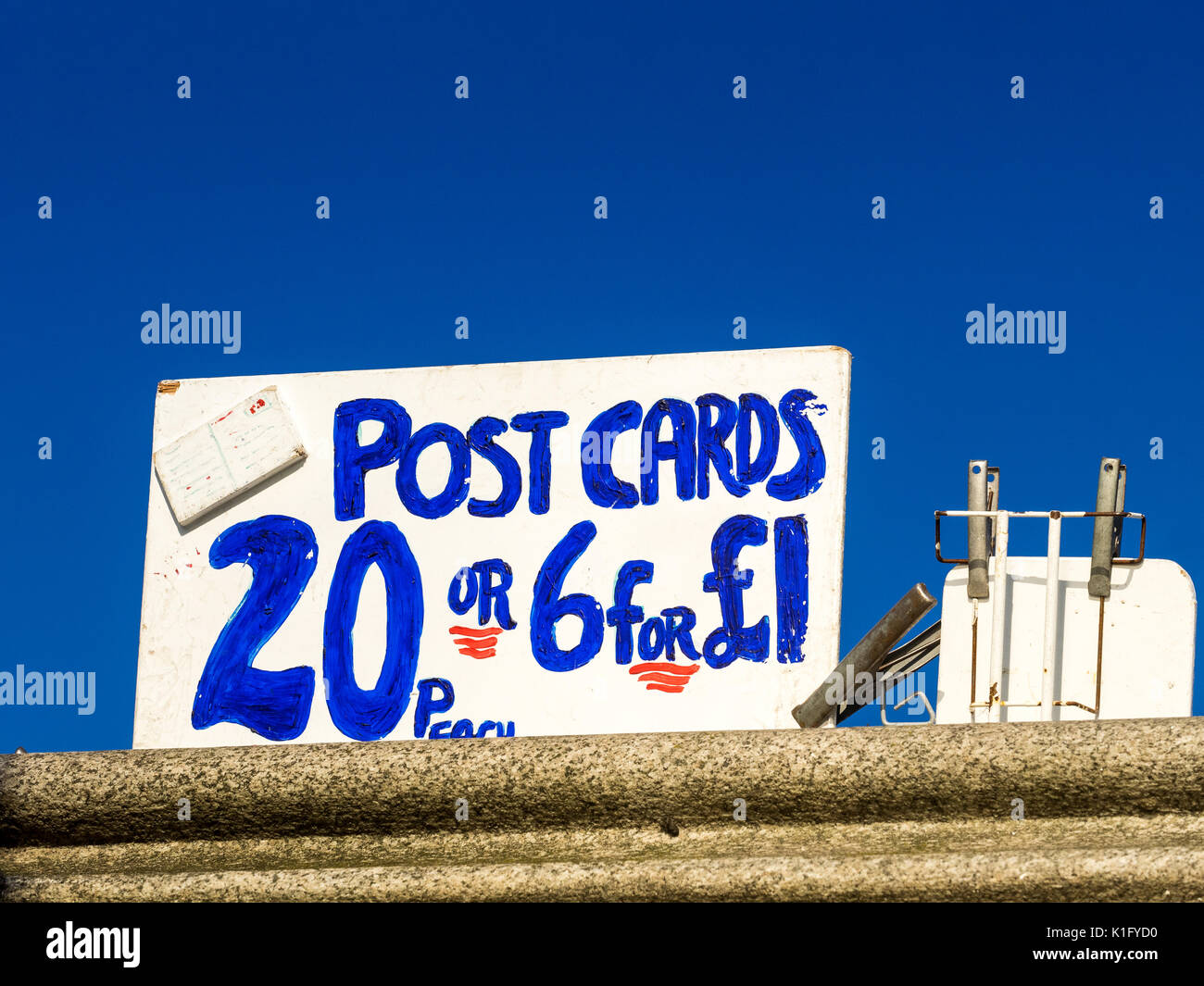 Venta de postales para firmar en el londinense Southbank Riverside Walk Foto de stock