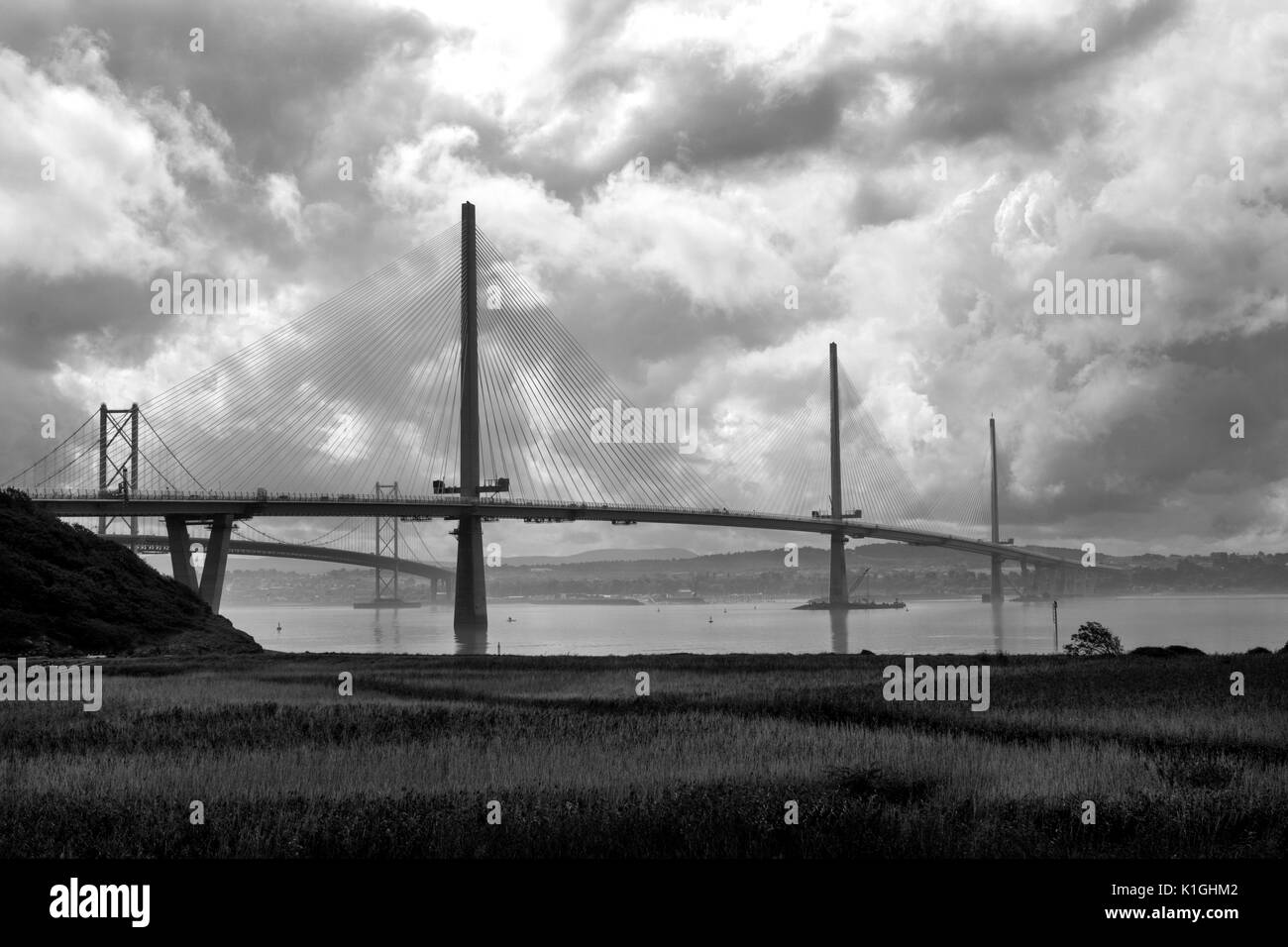 El recién construido Queensferry cruzando el puente de carretera a través del Firth of Forth, con el puente de Forth Road detrás. Foto de stock