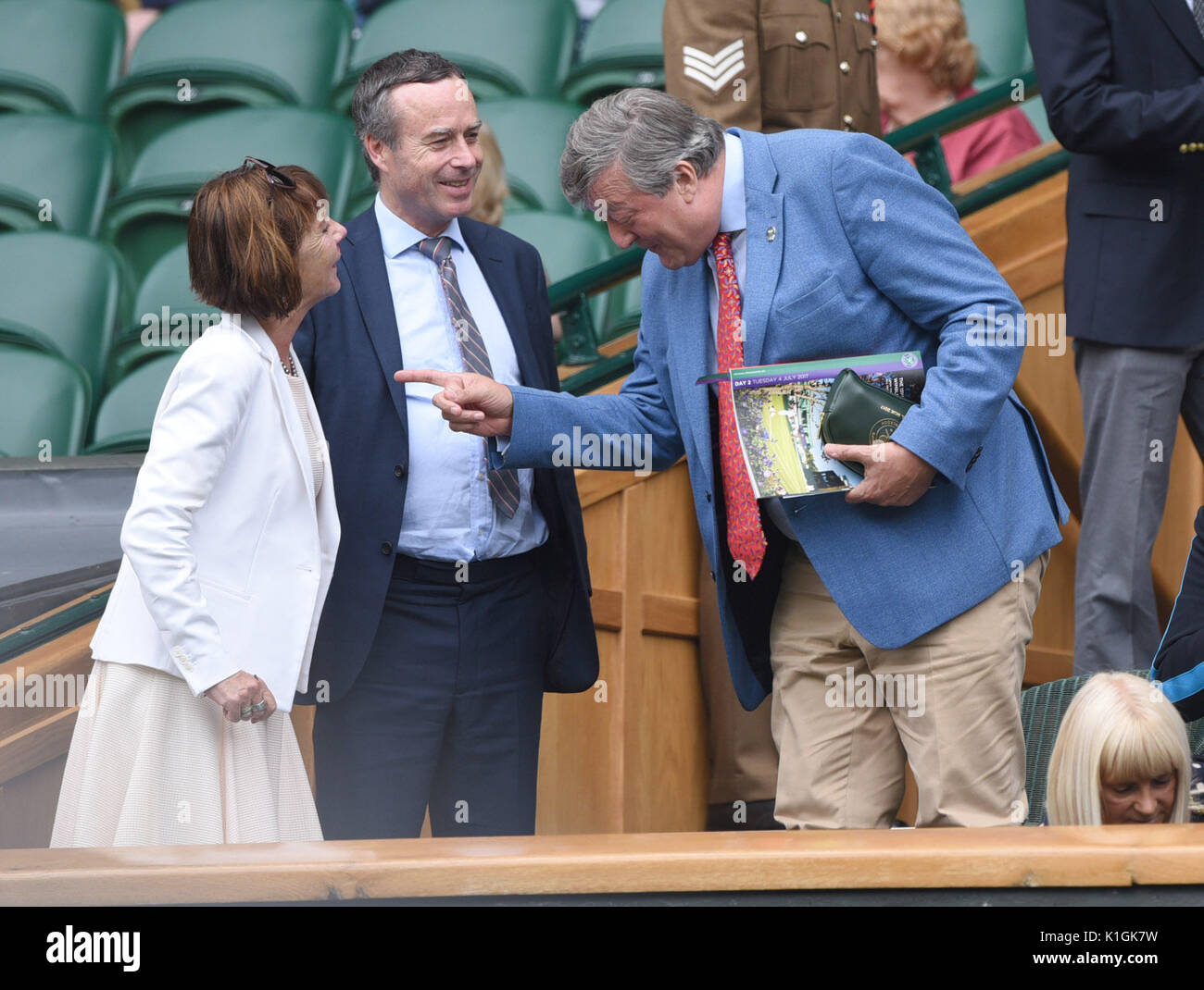 Foto debe acreditarse ©Alfa 079965 Prensa 04/07/2017 Lionel Barber y esposa  esposa Victoria con Stephen Fry durante el día dos de los Campeonatos de  Tenis de Wimbledon 2017 Londres Fotografía de stock - Alamy