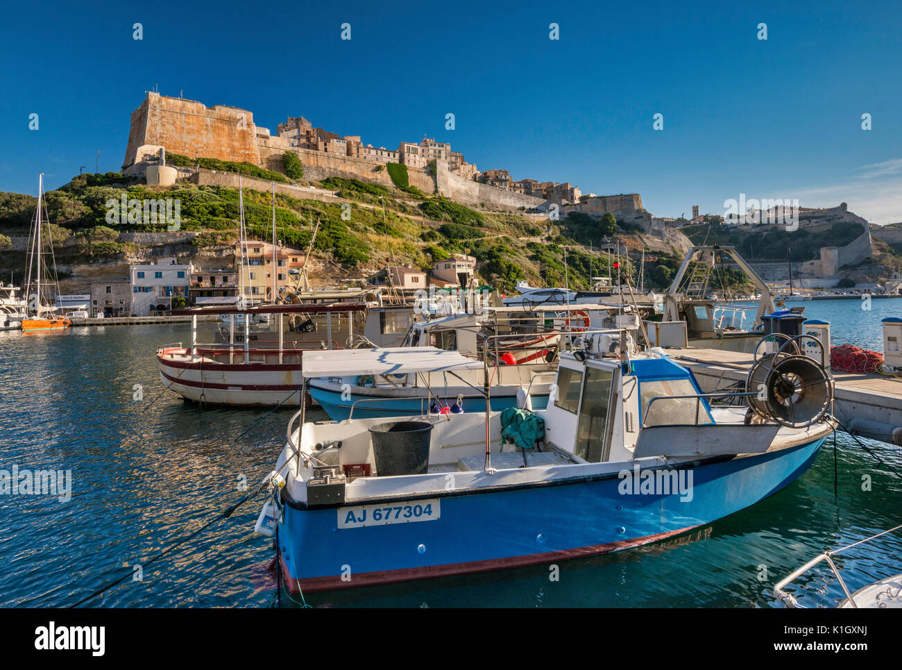Citadelle, barcos de la marina en el puerto, al atardecer en Bonifacio, Corse du Sud, Córcega, Francia Foto de stock